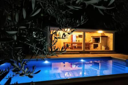 Apartment House Kastela With Heated Pool & Jacuzzi Zewnętrze zdjęcie